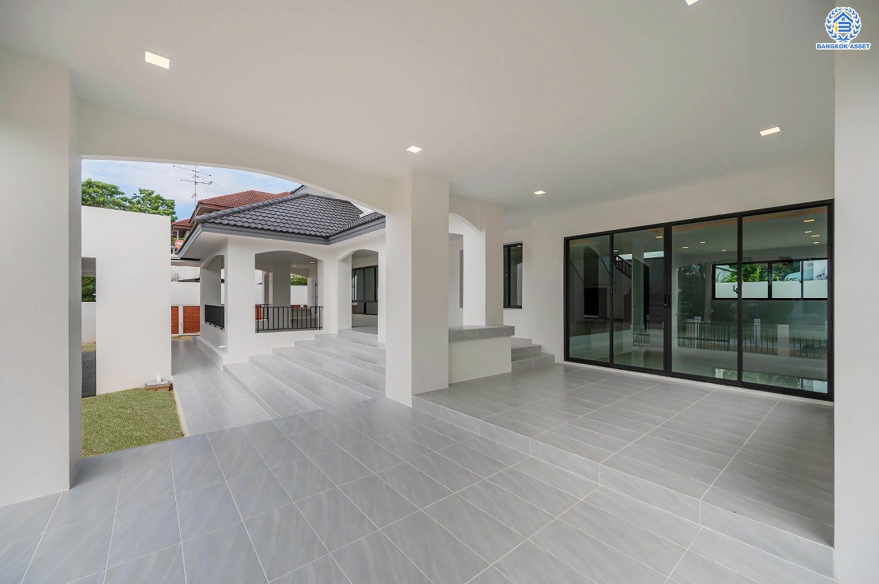 บ้านเดี่ยวฟิลคฤหาสน์มือสองตกแต่งใหม่ แบรนด์ LH ดีไซน์สุดหรูหรา โครงการ ลดาวัลย์ ปิ่นเกล้า เนื้อที่ 178.6 ตร.ว. บนพื้นที่ใช้สอยถึง 651.84 ตร.ม. ฟังก์ชันจัดเต็ม 5 ห้องนอน 7 ห้องน้ำ  1 ห้องแม่บ้าน จอดรถได้ถึง 3 คัน ทำเลศักยภาพติดถนนบรมราชชนนี เชื่อมต่อหลายเส้นทาง ใกล้มหาวิทยาลัยมหิดล และเซ็นทรัลศาลายา